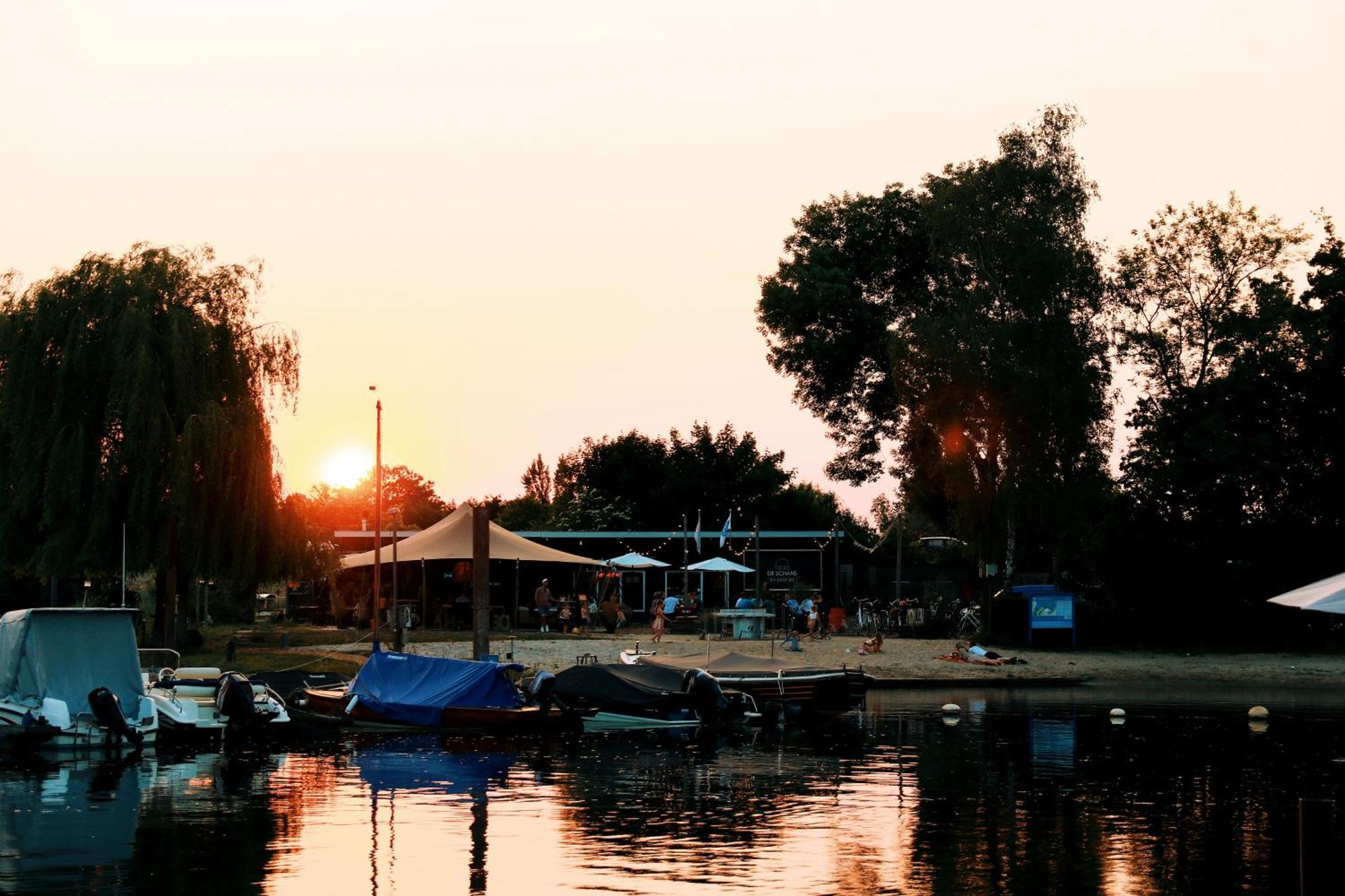 Benedeneind Floatel - De Schans Alphen المظهر الخارجي الصورة