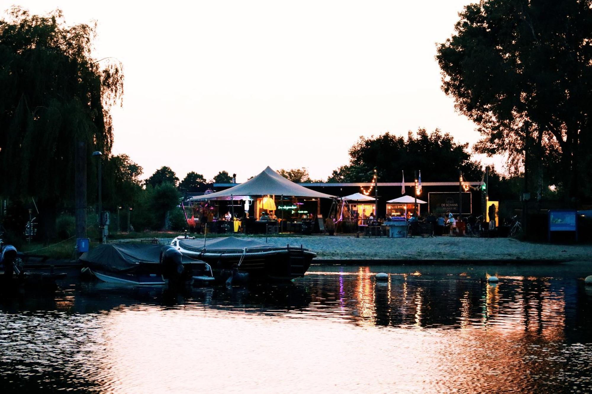 Benedeneind Floatel - De Schans Alphen المظهر الخارجي الصورة