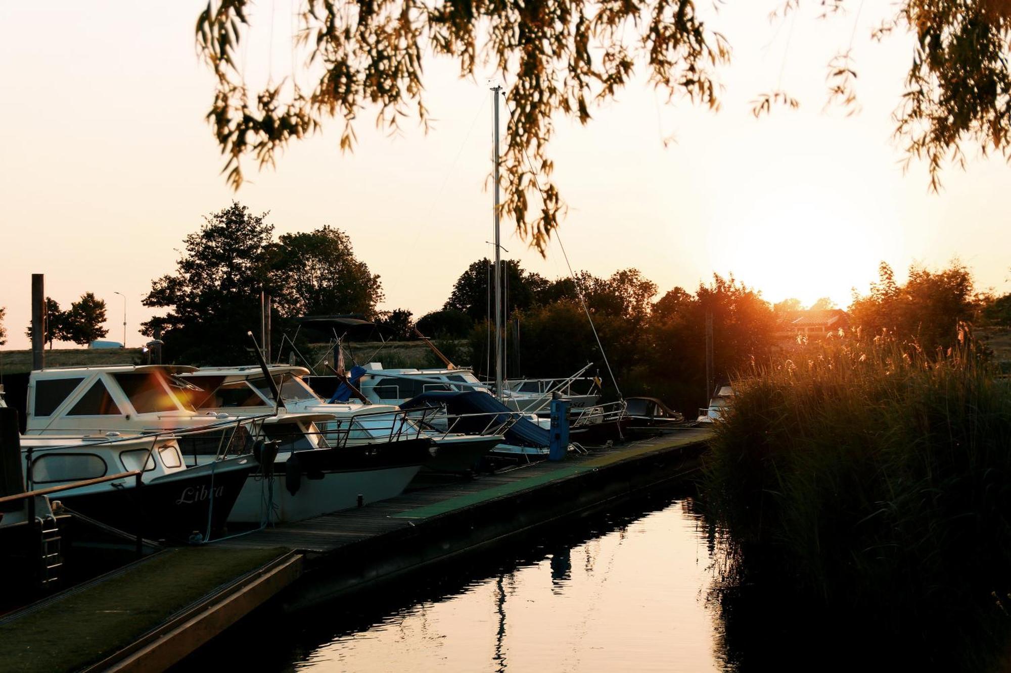 Benedeneind Floatel - De Schans Alphen المظهر الخارجي الصورة